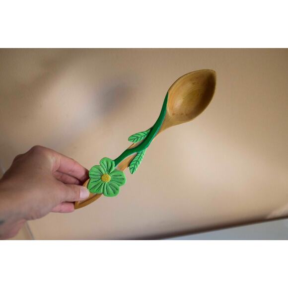 Hand carved wooden spoon with green flower design - Picture 3 of 4